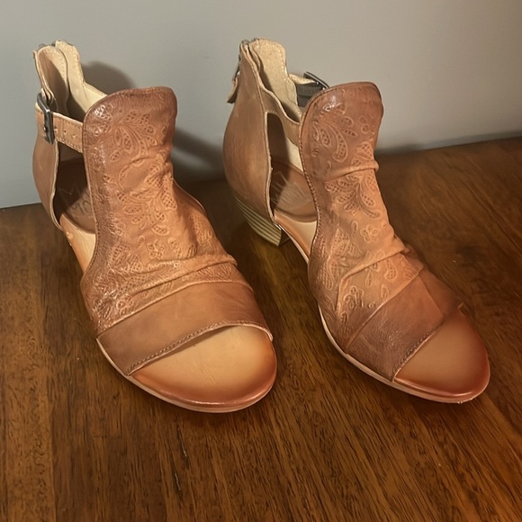 Miz Mooz Tan Leather Open Toe Leather Sandals Size wide 8.5 US/39 EUR - Picture 1 of 14